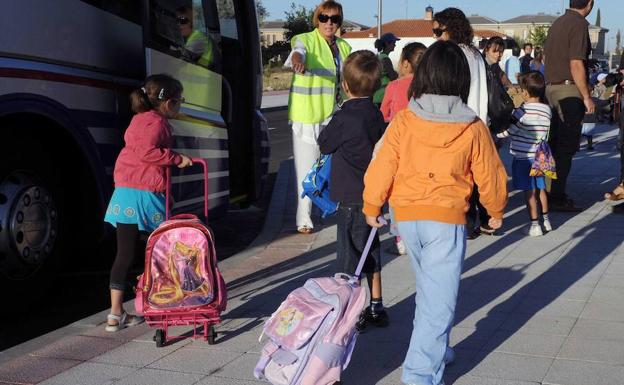 Imagen de archivo de usuarios del transporte escolar. 