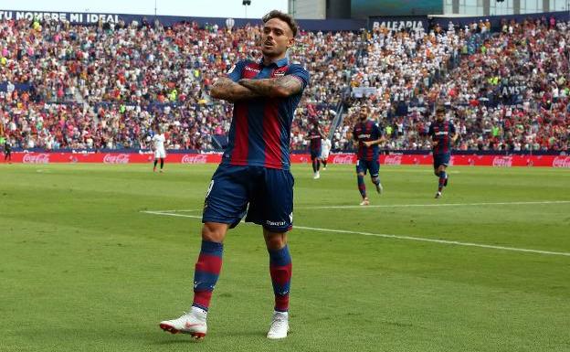 Roger Martí celebra uno de sus dos goles al Valencia en el derbi de esta temporada.