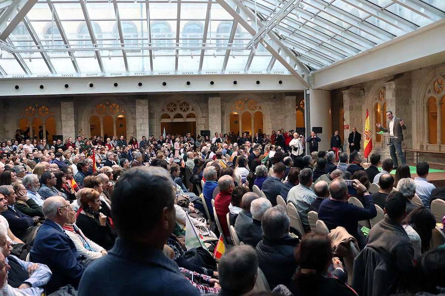 Unas 500 personas han acudido hoy al acto de Vox en Burgos al que ha acudido el secretario general Javier Ortega Smith. En el acto Vox ha defendido sus propuestas para el futuro de España. Inmigración, violencia de género, «los chiringuitos» de la política y la figura de Ortega Lara han sido los momentos más enérgicos del discurso de Ortega Smith.