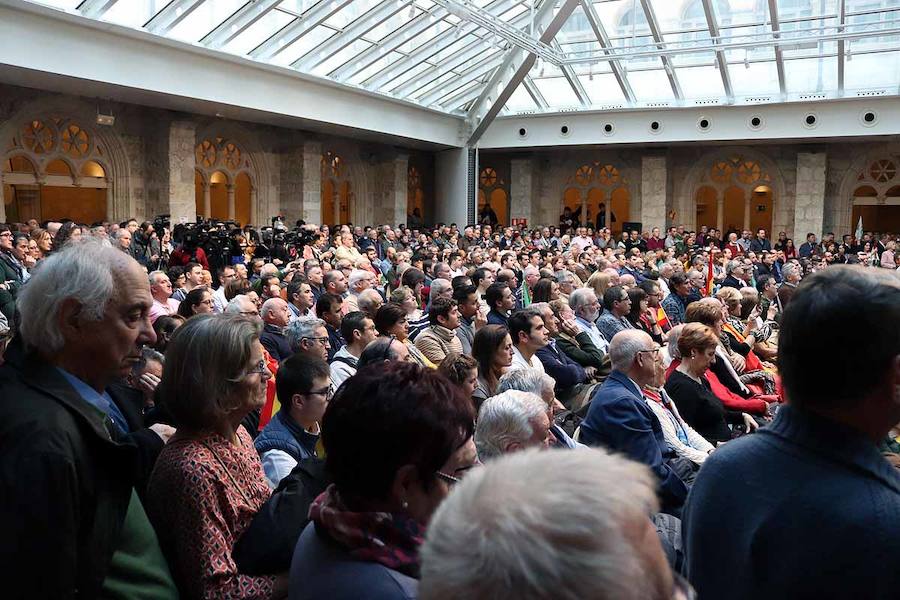 Unas 500 personas han acudido hoy al acto de Vox en Burgos al que ha acudido el secretario general Javier Ortega Smith. En el acto Vox ha defendido sus propuestas para el futuro de España. Inmigración, violencia de género, «los chiringuitos» de la política y la figura de Ortega Lara han sido los momentos más enérgicos del discurso de Ortega Smith.