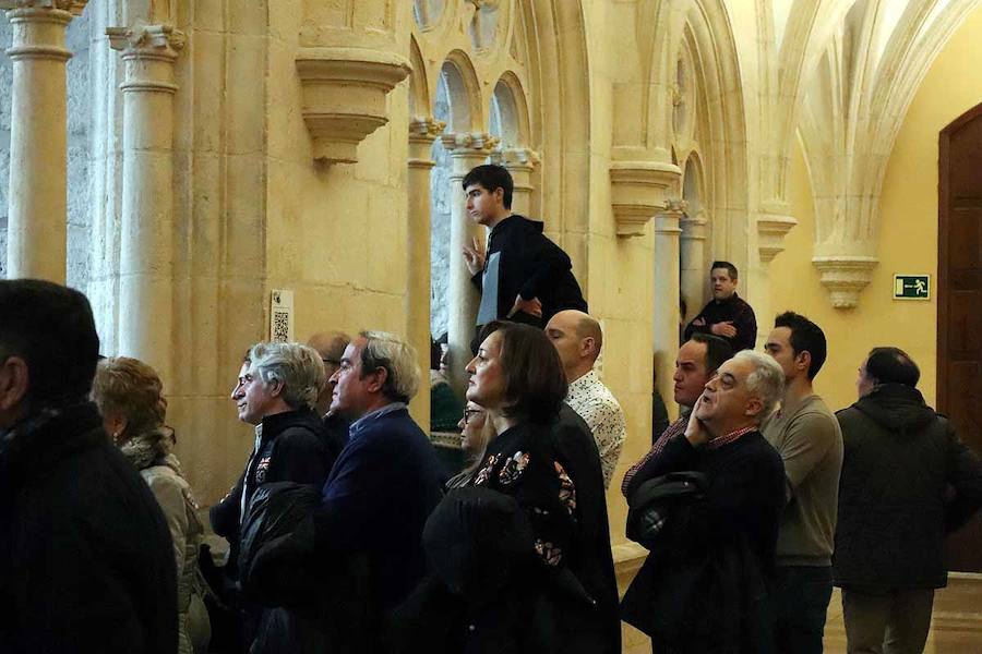 Unas 500 personas han acudido hoy al acto de Vox en Burgos al que ha acudido el secretario general Javier Ortega Smith. En el acto Vox ha defendido sus propuestas para el futuro de España. Inmigración, violencia de género, «los chiringuitos» de la política y la figura de Ortega Lara han sido los momentos más enérgicos del discurso de Ortega Smith.