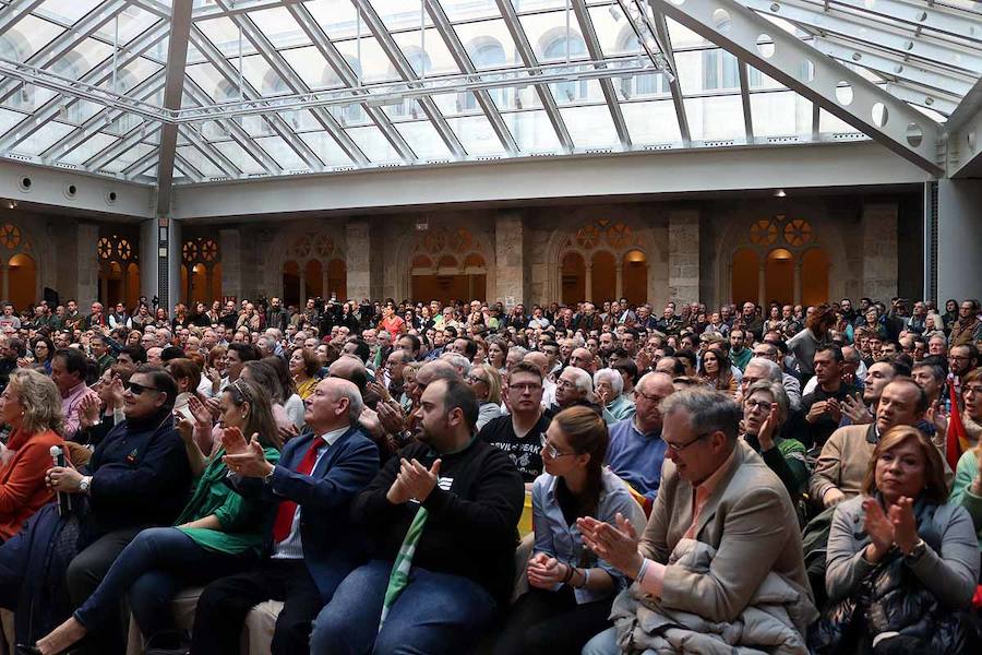 Unas 500 personas han acudido hoy al acto de Vox en Burgos al que ha acudido el secretario general Javier Ortega Smith. En el acto Vox ha defendido sus propuestas para el futuro de España. Inmigración, violencia de género, «los chiringuitos» de la política y la figura de Ortega Lara han sido los momentos más enérgicos del discurso de Ortega Smith.