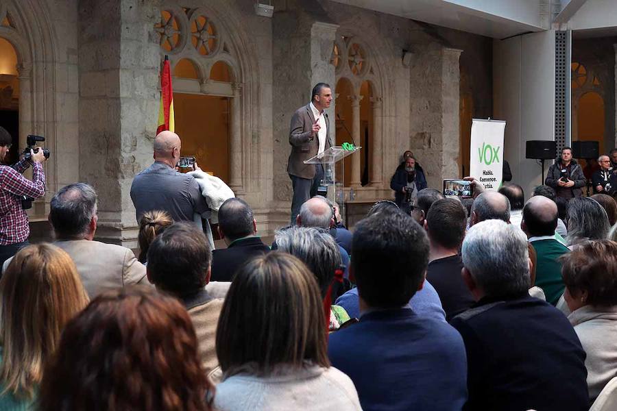 Unas 500 personas han acudido hoy al acto de Vox en Burgos al que ha acudido el secretario general Javier Ortega Smith. En el acto Vox ha defendido sus propuestas para el futuro de España. Inmigración, violencia de género, «los chiringuitos» de la política y la figura de Ortega Lara han sido los momentos más enérgicos del discurso de Ortega Smith.