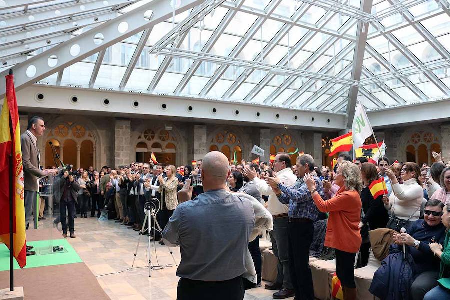 Unas 500 personas han acudido hoy al acto de Vox en Burgos al que ha acudido el secretario general Javier Ortega Smith. En el acto Vox ha defendido sus propuestas para el futuro de España. Inmigración, violencia de género, «los chiringuitos» de la política y la figura de Ortega Lara han sido los momentos más enérgicos del discurso de Ortega Smith.