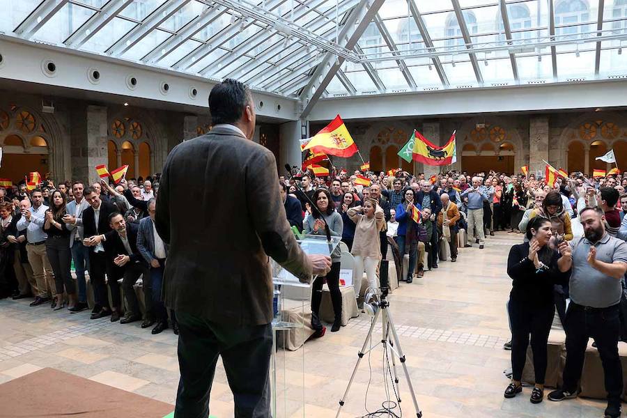 Unas 500 personas han acudido hoy al acto de Vox en Burgos al que ha acudido el secretario general Javier Ortega Smith. En el acto Vox ha defendido sus propuestas para el futuro de España. Inmigración, violencia de género, «los chiringuitos» de la política y la figura de Ortega Lara han sido los momentos más enérgicos del discurso de Ortega Smith.