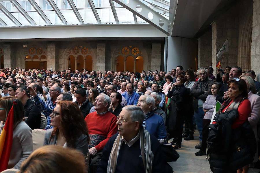 Unas 500 personas han acudido hoy al acto de Vox en Burgos al que ha acudido el secretario general Javier Ortega Smith. En el acto Vox ha defendido sus propuestas para el futuro de España. Inmigración, violencia de género, «los chiringuitos» de la política y la figura de Ortega Lara han sido los momentos más enérgicos del discurso de Ortega Smith.