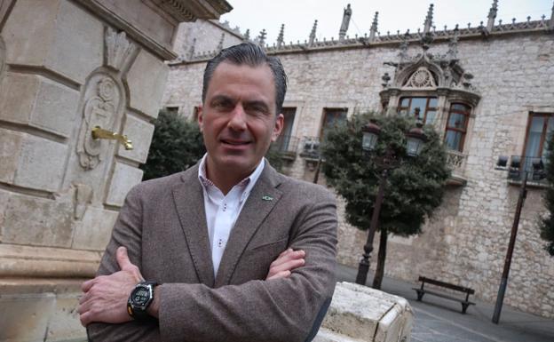 Javier Ortega Smith, secretario general de Vox, en la Plaza de la Libertad de Burgos. 