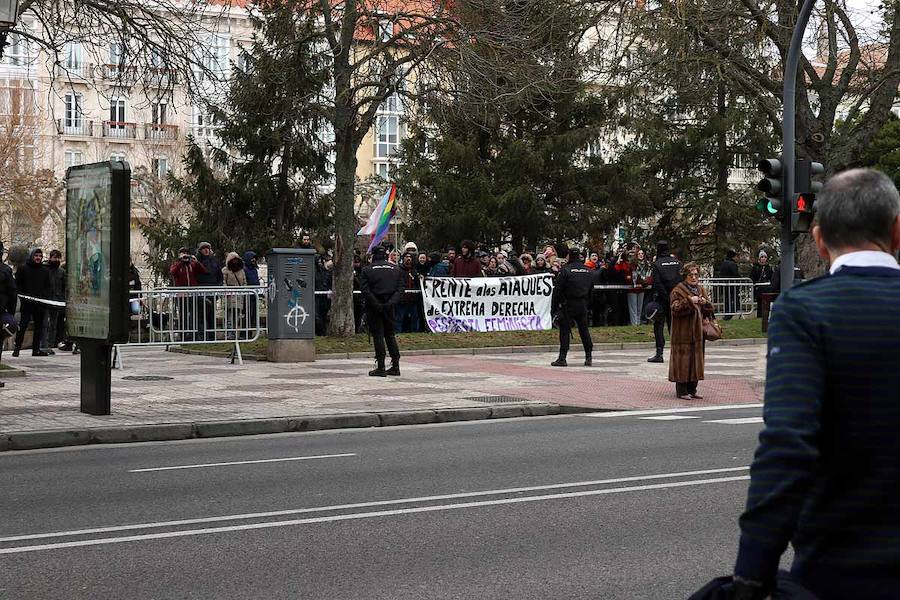 Medio centenar de personas se han concentrado a la puerta del hotel burgalés donde Vox ha congregado a unas 500 personas en uno de sus primeros actos de cara a las elecciones autonómicas y municipales. «Frente a los ataques de extremaderecha respuesta feminista», se podía leer en una de las pancartas. Más allá de los gritos entre uno y otro lado, la tensión no ha ido en aumento.