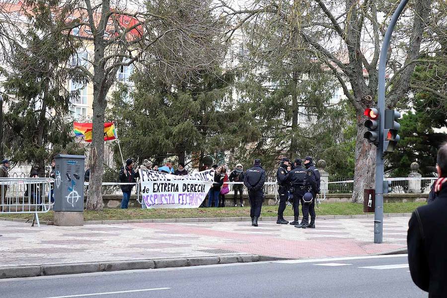 Medio centenar de personas se han concentrado a la puerta del hotel burgalés donde Vox ha congregado a unas 500 personas en uno de sus primeros actos de cara a las elecciones autonómicas y municipales. «Frente a los ataques de extremaderecha respuesta feminista», se podía leer en una de las pancartas. Más allá de los gritos entre uno y otro lado, la tensión no ha ido en aumento.