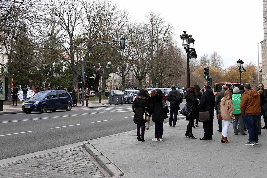 Medio centenar de personas se han concentrado a la puerta del hotel burgalés donde Vox ha congregado a unas 500 personas en uno de sus primeros actos de cara a las elecciones autonómicas y municipales. «Frente a los ataques de extremaderecha respuesta feminista», se podía leer en una de las pancartas. Más allá de los gritos entre uno y otro lado, la tensión no ha ido en aumento.