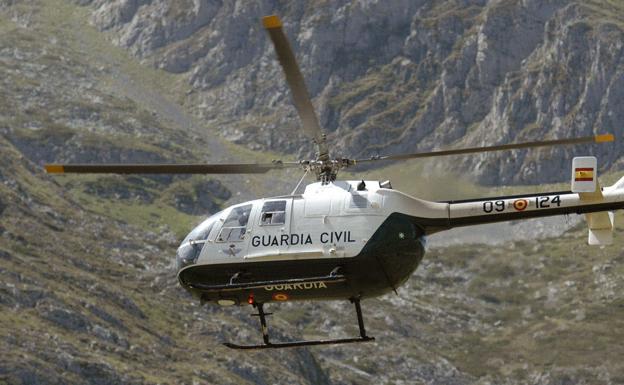 Un helicóptero de la Guardia Civil sobrevuela las montañas leonesas. 