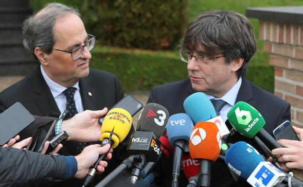 El presidente de la Generalitat de Cataluña, Quim Torra (i), junto al expresident Carles Puigdemont (d), hacen unas declaraciones tras reunirse en Waterloo.
