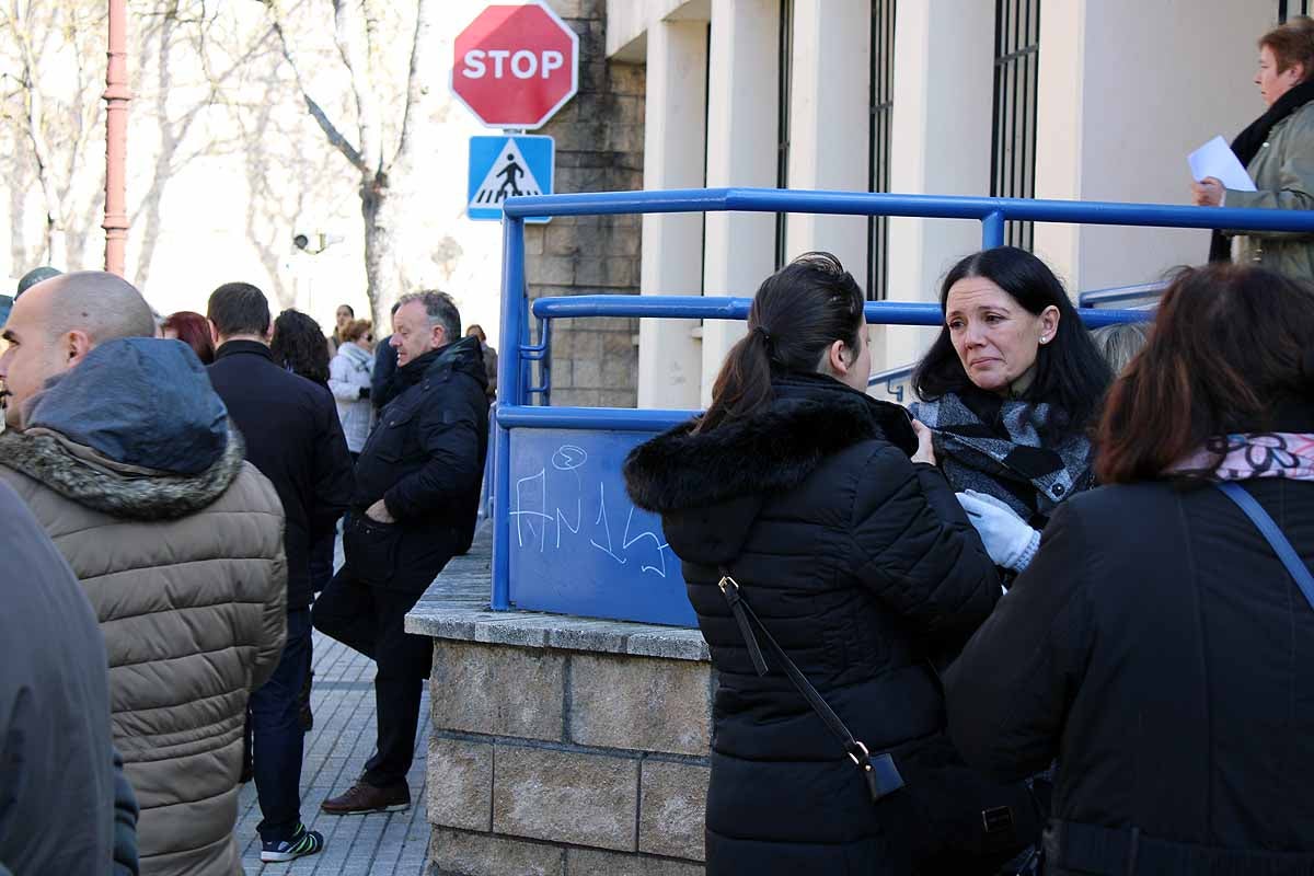 Centenares de vecinos han apoyado a los profesionales del Centro de Salud de Los Cubos por la sobrecarga de trabajo y la escasez de profesionales. Piden la dimisión de la gerente de Atención Primaria y barajan «colapsar el sistema»