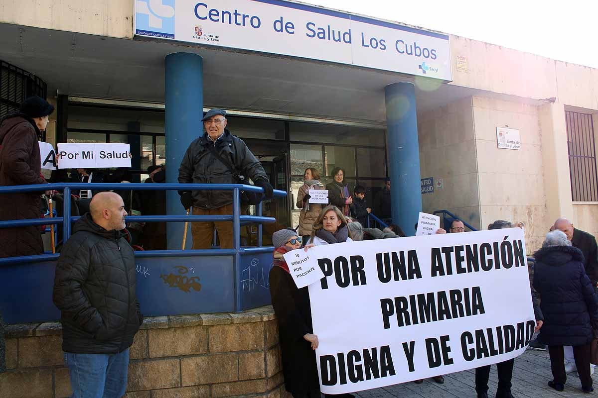 Centenares de vecinos han apoyado a los profesionales del Centro de Salud de Los Cubos por la sobrecarga de trabajo y la escasez de profesionales. Piden la dimisión de la gerente de Atención Primaria y barajan «colapsar el sistema»