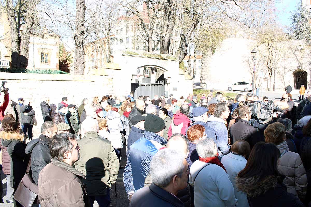 Centenares de vecinos han apoyado a los profesionales del Centro de Salud de Los Cubos por la sobrecarga de trabajo y la escasez de profesionales. Piden la dimisión de la gerente de Atención Primaria y barajan «colapsar el sistema»