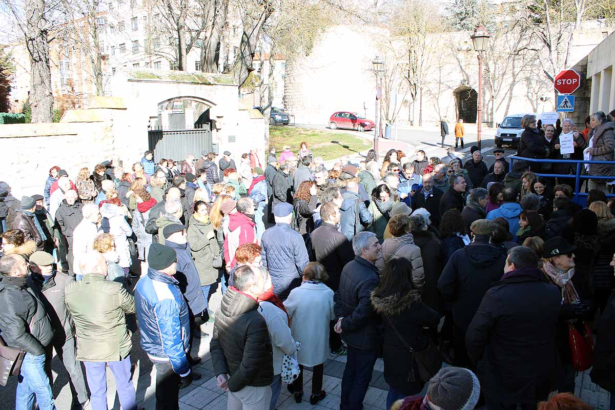 Centenares de vecinos han apoyado a los profesionales del Centro de Salud de Los Cubos por la sobrecarga de trabajo y la escasez de profesionales. Piden la dimisión de la gerente de Atención Primaria y barajan «colapsar el sistema»