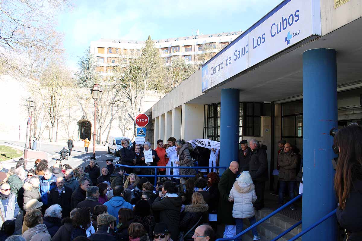 Centenares de vecinos han apoyado a los profesionales del Centro de Salud de Los Cubos por la sobrecarga de trabajo y la escasez de profesionales. Piden la dimisión de la gerente de Atención Primaria y barajan «colapsar el sistema»