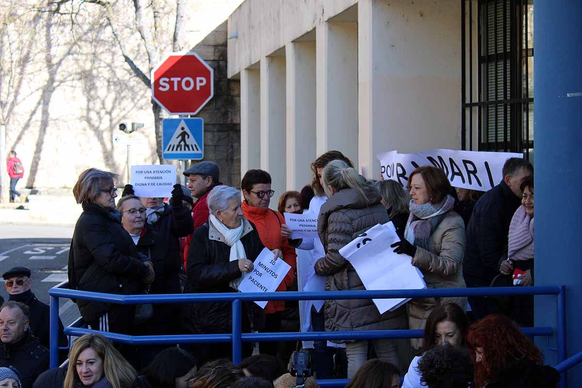 Centenares de vecinos han apoyado a los profesionales del Centro de Salud de Los Cubos por la sobrecarga de trabajo y la escasez de profesionales. Piden la dimisión de la gerente de Atención Primaria y barajan «colapsar el sistema»