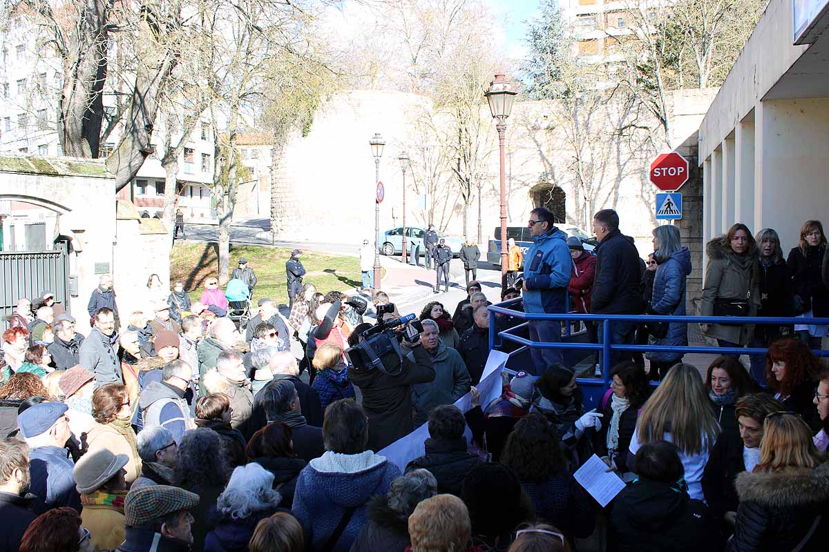 Centenares de vecinos han apoyado a los profesionales del Centro de Salud de Los Cubos por la sobrecarga de trabajo y la escasez de profesionales. Piden la dimisión de la gerente de Atención Primaria y barajan «colapsar el sistema»