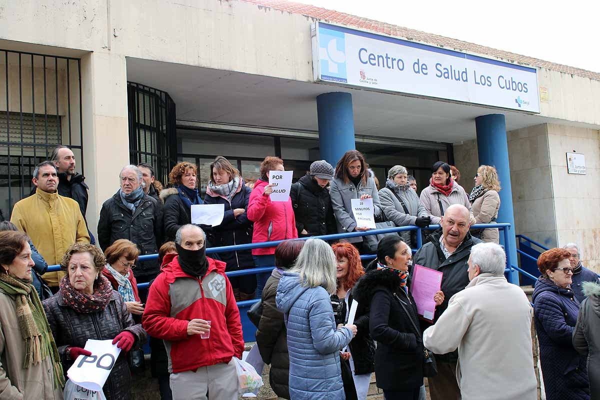 Centenares de vecinos han apoyado a los profesionales del Centro de Salud de Los Cubos por la sobrecarga de trabajo y la escasez de profesionales. Piden la dimisión de la gerente de Atención Primaria y barajan «colapsar el sistema»