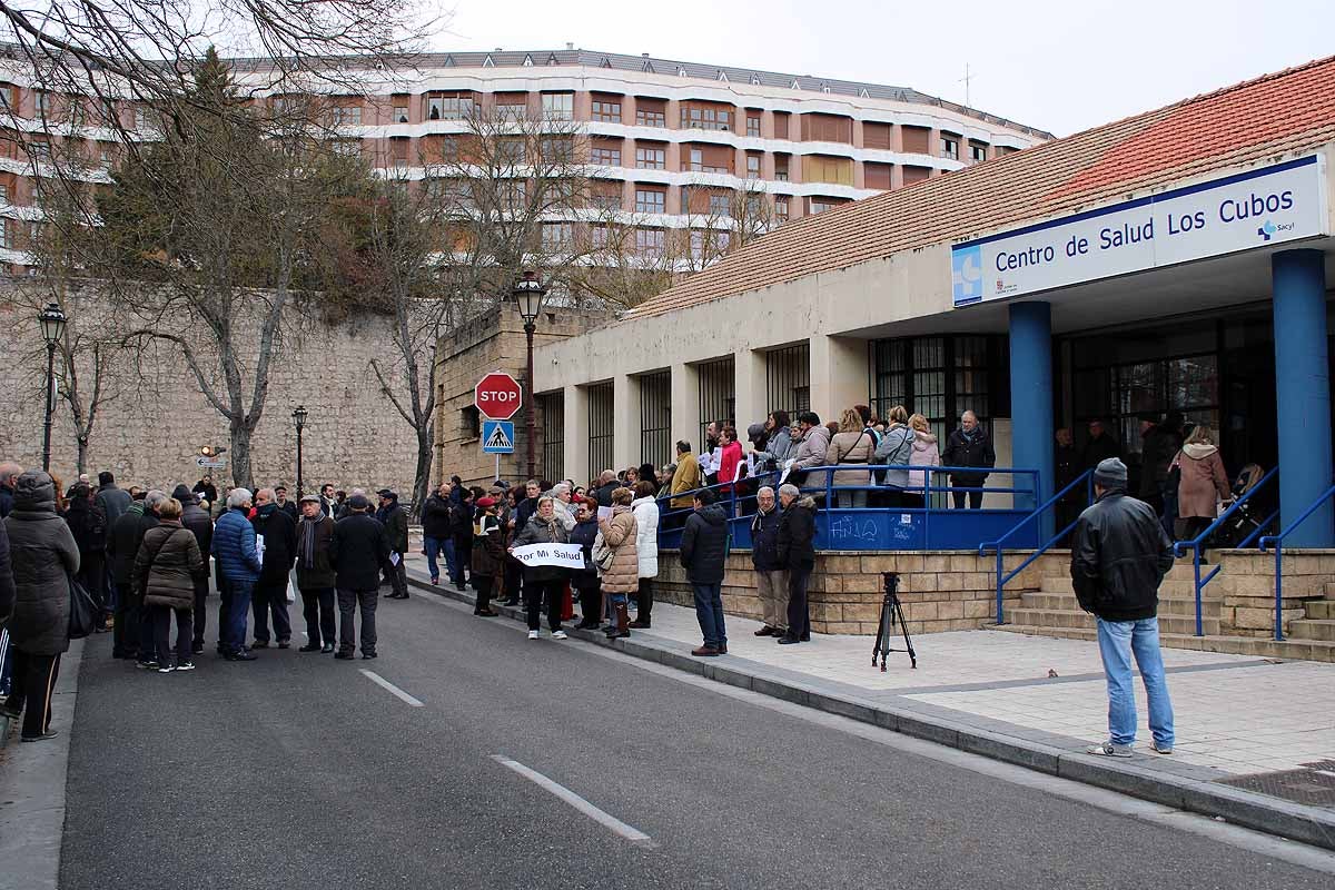 Centenares de vecinos han apoyado a los profesionales del Centro de Salud de Los Cubos por la sobrecarga de trabajo y la escasez de profesionales. Piden la dimisión de la gerente de Atención Primaria y barajan «colapsar el sistema»