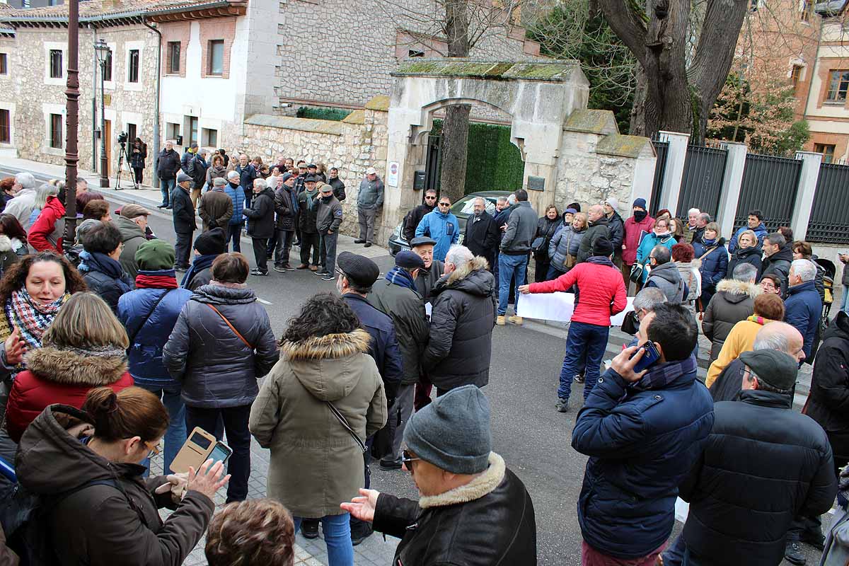 Centenares de vecinos han apoyado a los profesionales del Centro de Salud de Los Cubos por la sobrecarga de trabajo y la escasez de profesionales. Piden la dimisión de la gerente de Atención Primaria y barajan «colapsar el sistema»