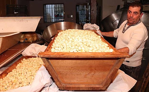 Un cofrade muestra los ajos que se utilizarán, ya pelados, el día de San Antón.