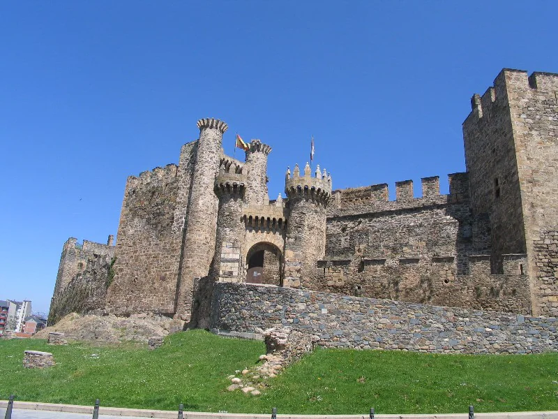Castillo de Ponferrada (León). En la Edad Media fue una de las mayores fortalezas del noroeste de España. En 1211 Alfonso IX hace las paces con la Orden del Temple y le dona la villa de Ponferrada. En el año 1226 los templarios ya habían fortificado la villa. Atribuido generalmente a los Templarios, que estuvieron en Ponferrada hasta 1312, el castillo es una obra militar muy compleja, perteneciente a varias épocas.