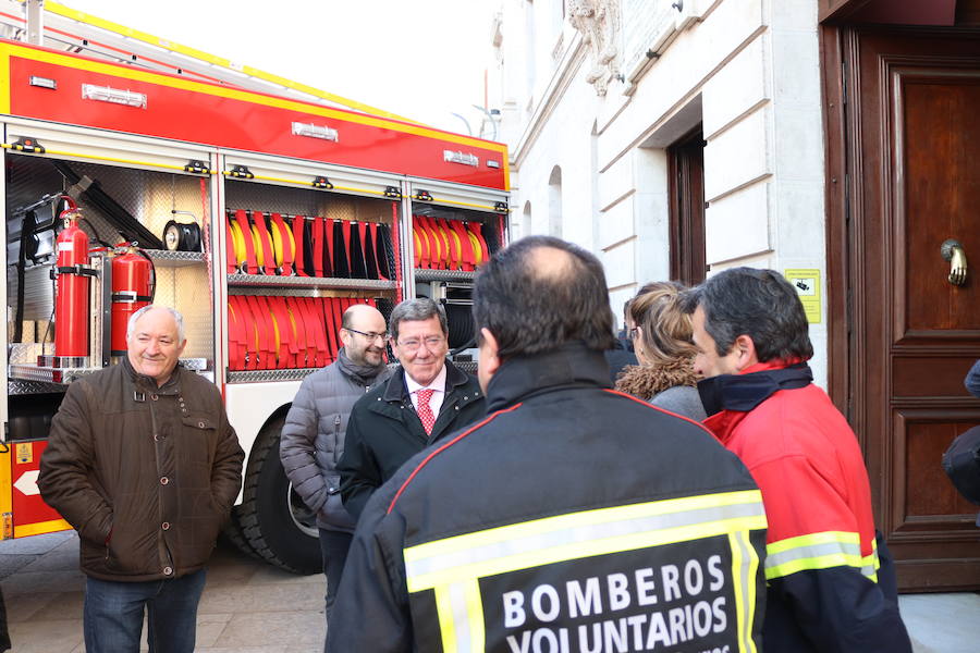 Los parques de bomberos de Oña y Briviesca estrenan vehículos para la extinción de incendios.