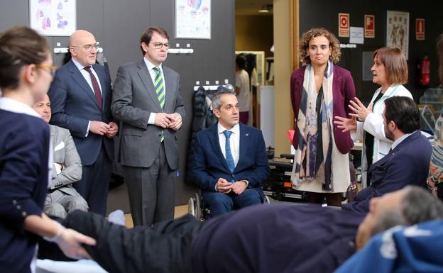 El presidente del PP de Castilla y León, Alfonso Fernández Mañueco; el presidente provincial, Jesús Julio Carnero; y la portavoz del Grupo Parlamentario Popular en el Congreso, Dolors Montserrat, visitan Aspaym.