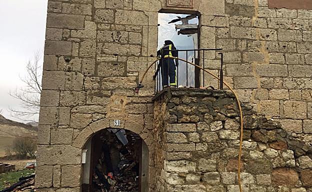 Bomberos trabajando en el incendio que sufrió la iglesia de Arraya de Oca. 