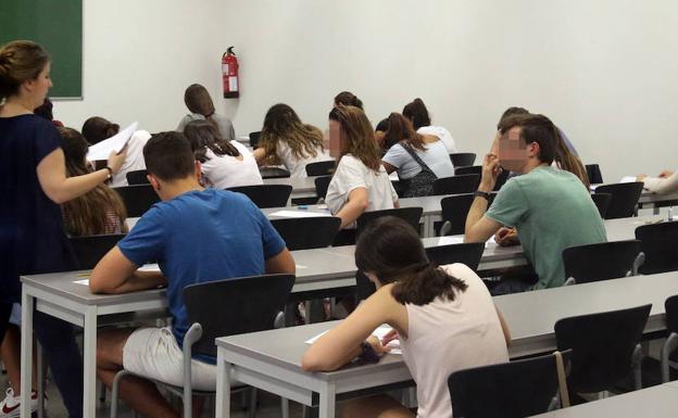 Una profesora lee las instrucciones de una prueba de la EBAU en Segovia. 