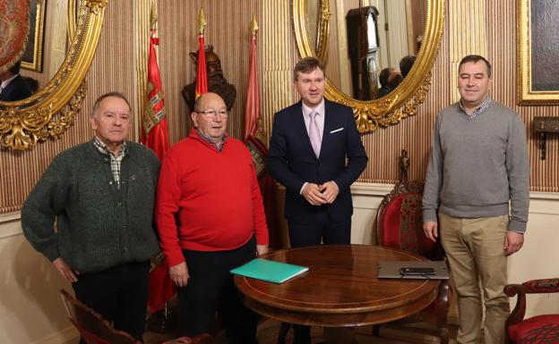 Los representantes de la Federación de Peñas (izquierda) antes de hablar con el alcalde de Burgos, Javier Lacalle, y el concejal de festejos, José Antonio Antón (derecha).