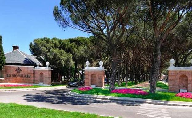 Entrada a la lujosa urbanzación de La Moraleja en Alcobendas (Madrid. 