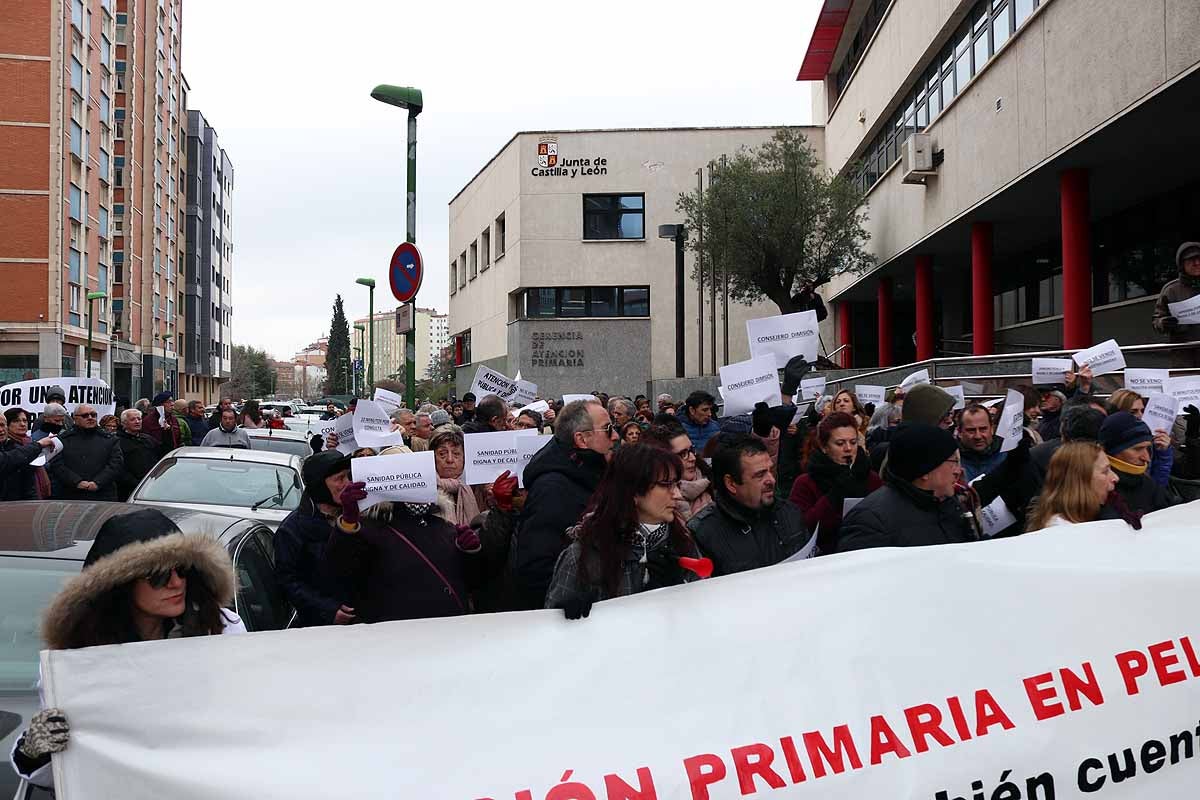 Antonio María Sáez Aguado, consejero de Sanidad, se ha reunido en Burgos con la gerente de Atención Primaria y los coordinadores de los centros de salud de la provincia. La sobrecarga laboral por la obligación de cubrir las acumulaciones, las jornadas extraordinarias y el déficit de médicos han sacado a la calle para protestar cientos de vecinos y profesionales sanitarios.