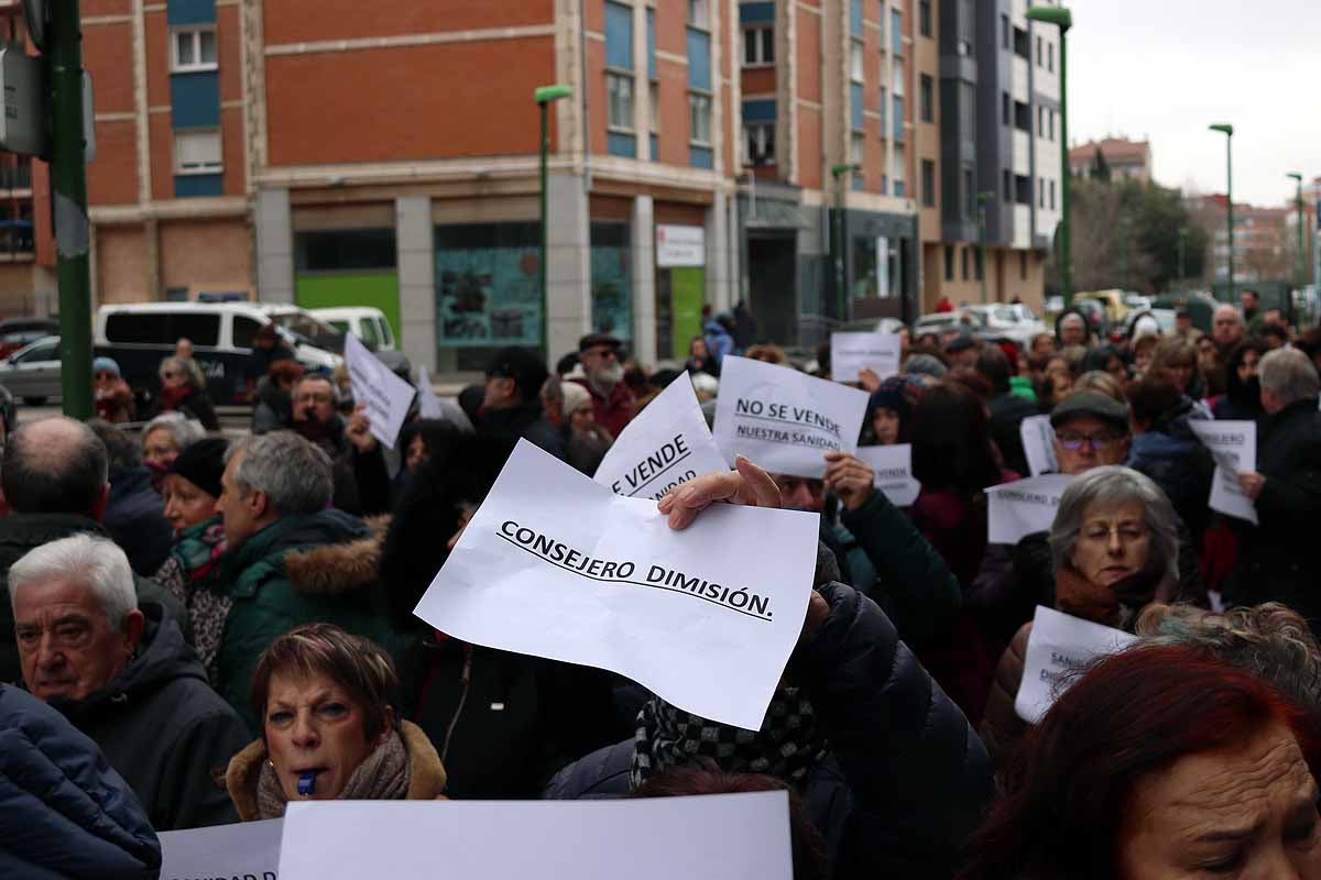 Antonio María Sáez Aguado, consejero de Sanidad, se ha reunido en Burgos con la gerente de Atención Primaria y los coordinadores de los centros de salud de la provincia. La sobrecarga laboral por la obligación de cubrir las acumulaciones, las jornadas extraordinarias y el déficit de médicos han sacado a la calle para protestar cientos de vecinos y profesionales sanitarios.