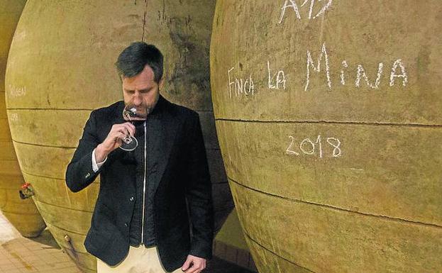 Fernando Rodríguez, entre tinajas de vino. 