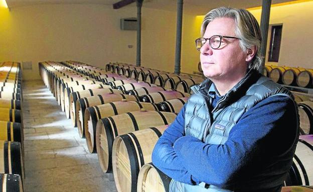 Peter Sisseck, en la sala de barricas de su bodega.