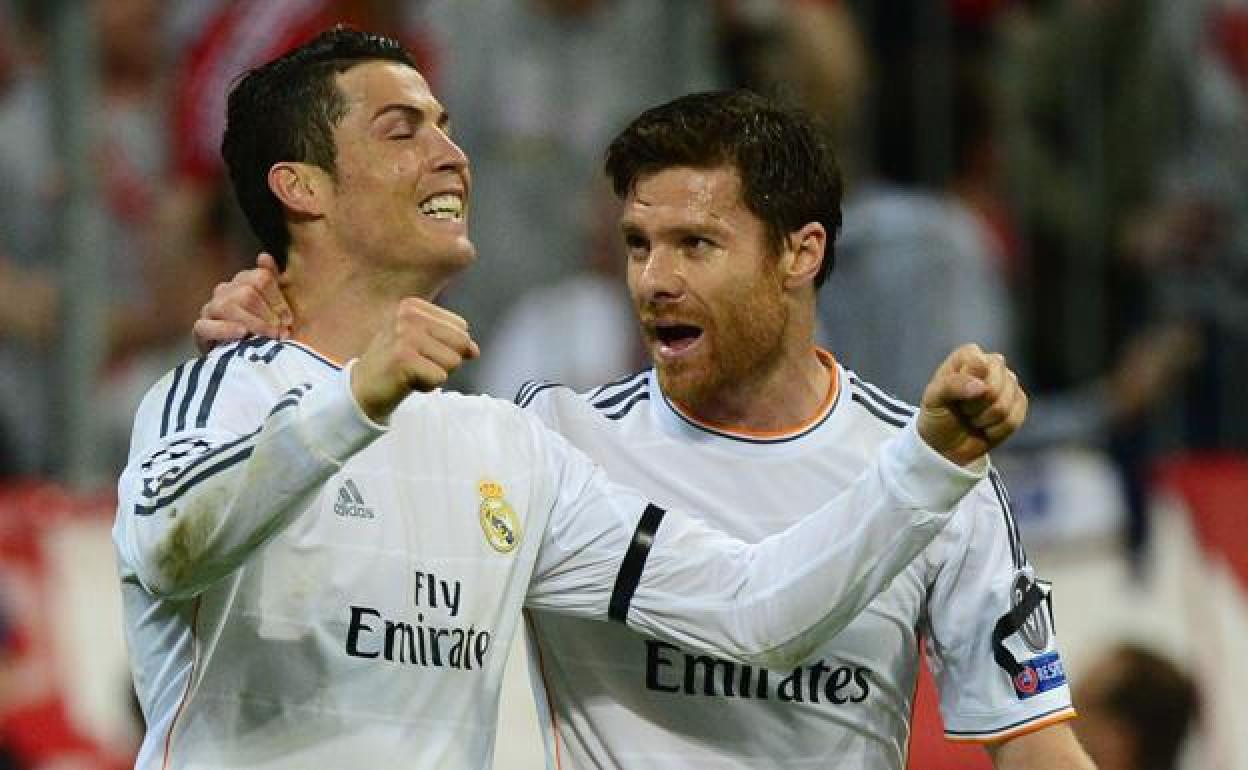 Cristiano Ronaldo y Xabi Alonso, durante su etapa en el Real Madrid.