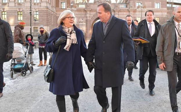 El ya reelegido primer ministro sueco, Stefan Löfven, sale del Parlamento junto a su esposa, Ulla, en Estocolmo.