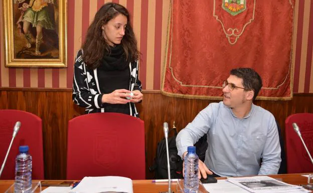 Blanca Guinea conversa con Raúl Salinero, su compañero inseparable en política