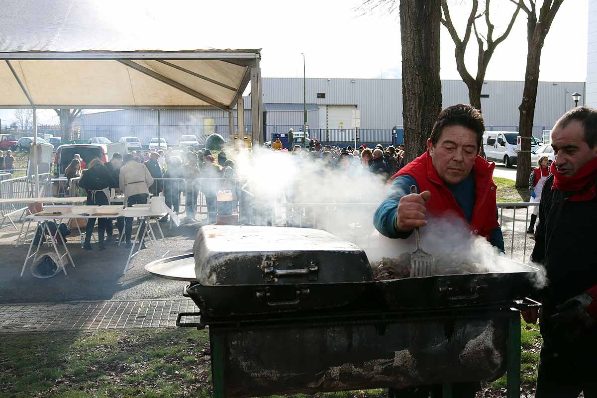 Unas 1.200 raciones de carne de cerdo se han repartido hoy en el barrio de San Cristóbal durante la fiesta de la matanza. Los vecinos, tras el último atropello a un hombre en el barrio, piden medidas para hace más segura la carretera que atraviesa la zona.