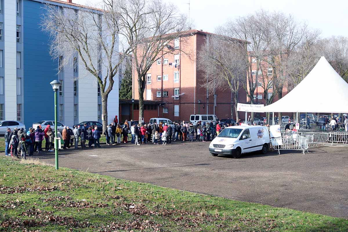 Unas 1.200 raciones de carne de cerdo se han repartido hoy en el barrio de San Cristóbal durante la fiesta de la matanza. Los vecinos, tras el último atropello a un hombre en el barrio, piden medidas para hace más segura la carretera que atraviesa la zona.