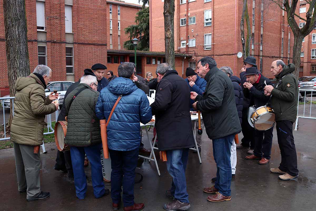 Unas 1.200 raciones de carne de cerdo se han repartido hoy en el barrio de San Cristóbal durante la fiesta de la matanza. Los vecinos, tras el último atropello a un hombre en el barrio, piden medidas para hace más segura la carretera que atraviesa la zona.