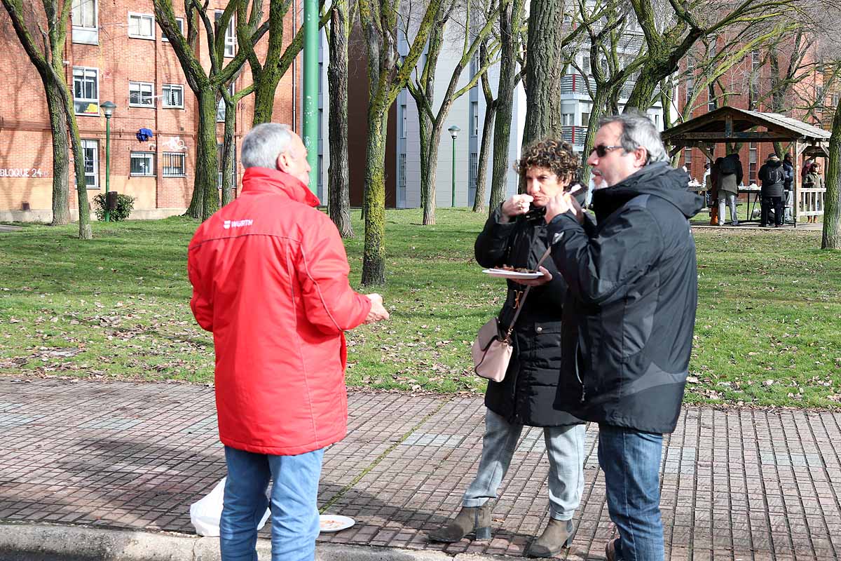 Unas 1.200 raciones de carne de cerdo se han repartido hoy en el barrio de San Cristóbal durante la fiesta de la matanza. Los vecinos, tras el último atropello a un hombre en el barrio, piden medidas para hace más segura la carretera que atraviesa la zona.