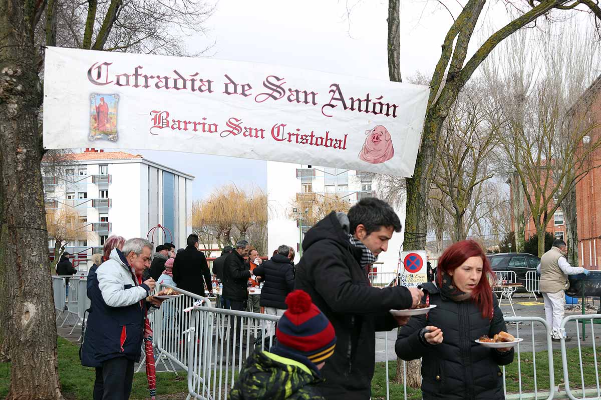 Unas 1.200 raciones de carne de cerdo se han repartido hoy en el barrio de San Cristóbal durante la fiesta de la matanza. Los vecinos, tras el último atropello a un hombre en el barrio, piden medidas para hace más segura la carretera que atraviesa la zona.