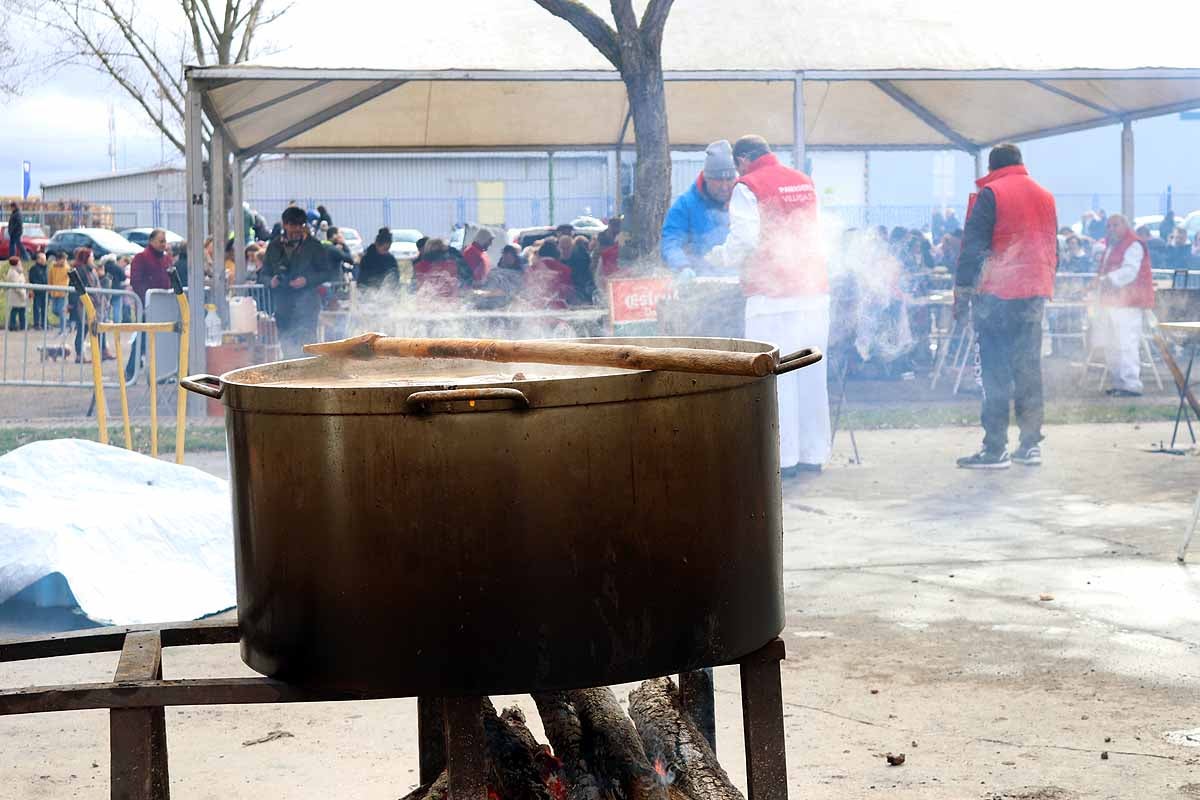 Unas 1.200 raciones de carne de cerdo se han repartido hoy en el barrio de San Cristóbal durante la fiesta de la matanza. Los vecinos, tras el último atropello a un hombre en el barrio, piden medidas para hace más segura la carretera que atraviesa la zona.