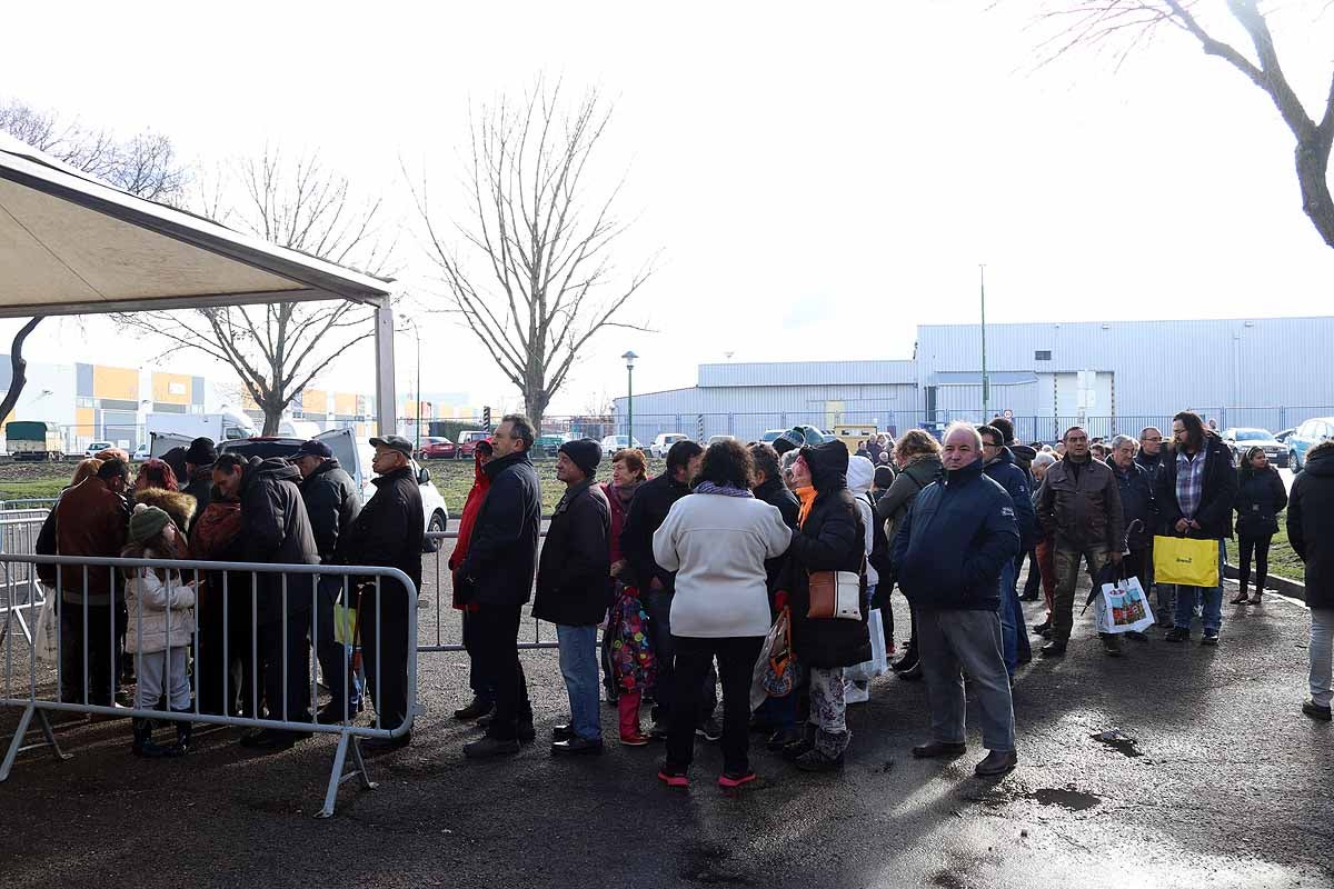 Unas 1.200 raciones de carne de cerdo se han repartido hoy en el barrio de San Cristóbal durante la fiesta de la matanza. Los vecinos, tras el último atropello a un hombre en el barrio, piden medidas para hace más segura la carretera que atraviesa la zona.