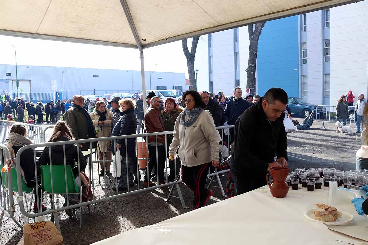 Unas 1.200 raciones de carne de cerdo se han repartido hoy en el barrio de San Cristóbal durante la fiesta de la matanza. Los vecinos, tras el último atropello a un hombre en el barrio, piden medidas para hace más segura la carretera que atraviesa la zona.