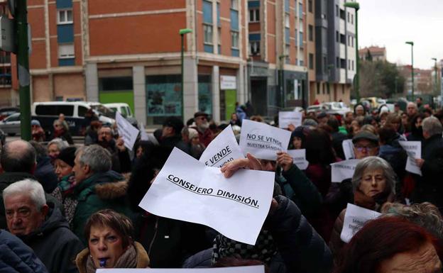 El viernes, en Burgos, cientos de usuarios ya pidieron la dimisión del consejero de Sanidad. 